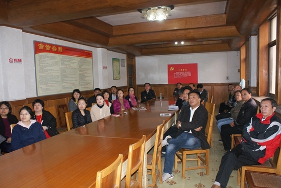 商城大厦领导班子和职工收看党的十九大开幕式.JPG